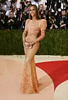 Beyoncé je za Met Galu obukla Givenchyjevu haljinu s puf rukavima.