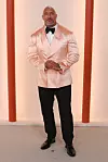 Dwayne Johnson se na dodjeli Oscara u ožujku 2023. godine pojavio u satenskom Peach Fuzz sakou modne kuće Dolce & Gabbana