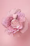 Nježan, ženstven i vedar, ovo je novi parfem koji donosi elegantnu i snažnu ružu kao savršen beauty 'začin'