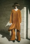 Dizajner je koristio umjetne materijale: poliester, polivinil i reciklirani polietilen.