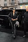 Bella Hadid u trapericama Ludovic De Saint Sernin, sunčanim naočalama Ray-Ban i s torbom Diesel, ali noseći dio outfita bila je bajkerska jakna Saint Laurent