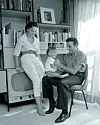 U svom domu u Bronxu, s prvom suprugom Patricijom Beech i sinom Dannyjem, 1955.