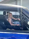 Anne Heche je viđena kako udara u nečiju garažu.
