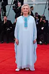 Hillary Clinton komotnu kombinaciju niskih cipela i udobnog kaftana