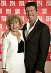 Simon Cowell s majkom Julie 2007. godine