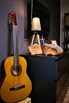 U Leonelovoj sobi stoji i obiteljska gitara
