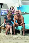 Glumica i zgodni stručnjak za odnose s javnošću modne kuće Saint Laurent očito ne mogu dugo izdržati bez zagrljaja i poljubaca.