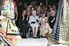 Kraljica Elizabeta s Annom Wintour na dizajnerovoj reviji.