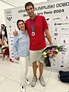 Članica Uprave Hrvatske Lutrije Nikolina Klaić s trofejnim vaterpolistom Marom Jokovićem na dočeku vaterpolista na povratku s Olimpijskih igara iz Pariza