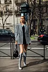 Parižanke biraju oversize modele sakoa koje kombiniraju s mini suknjom
