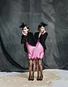 Sis & Soeur nose frakove Y's Yohji Yamamoto, privatno vlasništvo; slip haljine s čipkom Blugirl Blumarine, Fashion&Friends toke ukrašene mrežicama i perjem Cahun; čarape Falke; cipele Melissa