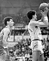 Braća Aleksandar i Dražen Petrović na terenu, u suparničkim timovima