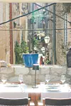 Restoran se nalazi na kamenoj terasi i zidinama koje su stare više od tristo godina