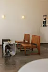 Velike lounge stolice danskog brenda Frama sparene su s aluminijskim stolićem lokalnog arhitektonskog biroa Mijić Haklička Studio