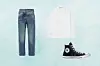 Asimetrične traperice boyfriend kroja R13, Net-a-Porter/ Bijela košulja Alessandra Rich, Net-a-Porter/ Tenisice Chuck Taylor All Star