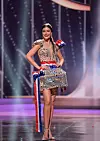 Naša predstavnica na pozornici u nacionalnom kostimu.