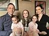 Fani Budić sa suprugom Stephenom Mullinsom, kćeri Nerom (12) te četverogodišnjim blizankama Ennom i Mijom.