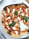 Poseban naglasak je na teksturi, karakterističnom krhkom i laganom tijestu koje čini ovu pizzu jedinstvenom na svijetu