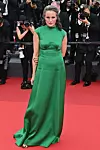 Odabrala je smaragdnu haljinu.