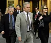 Michael Douglas i njegova bivša supruga izlaze iz njujorške sudnice nakon što je njihov sin Cameron osuđen na zatvor zbog dilanja droge