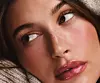 Hailey Bieber ovdje nosi rumenilo u boji ‘toasted teddy‘