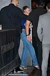 Hailey Bieber je svoju navijačku majicu svezala u čvor i pretvorila je u crop top