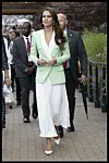 Komplet pastelnozelenog Balmain sakoa s midi bijelom plisiranom suknjom odjenula je 2023.