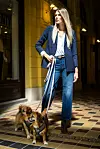 Seventy Venezia bijela košulja, traperice ravnog kroja, čizme od brušene kože, blazer i remen s uzorkom.