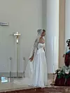 Dugačak veo obrubljen je finom tankom čipkom