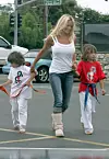 Sa sinovima Brandonom i Dylanom 2004.