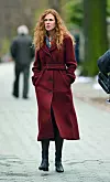 Holivudska glumica Nicole Kidman u seriji ‘Slom’ televizijske mreže HBO glumi Grace Fraser, uspješnu terapeutkinju koja društveni prestiž demonstrira i finom garderobom, a u njoj kaput ima posebno mjesto.