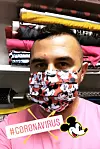 I dizajner je isprobao svoj proizvod te pokazao kako stoji na licu.