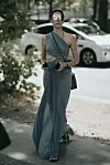 Street style look uz fluidnu haljinu, futurističke naočale i japanke