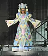 Show traje tri sata, a kostime za nastup su dizajnirali Loewe, David Koma, Mugler by Casey Cadwallader i Courrèges