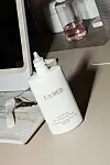 La Mer SPF 50 Protecting Fluid pruža visoku zaštitu od sunca u laganoj, fluidnoj formuli koja koži daje hidrataciju i prirodan sjaj