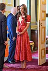 Princeza je za ovu prigodu odabrala midi haljinu modne kuće Rodarte, izrađenu od svilenog kepera u crvenoj boji, ukrašenu sitnim bijelim srcima