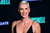 CHARLIZE THERON (45) Platinastoplava nijansa i dječački kratka kosa na holivudskoj zvijezdi.