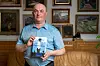 'Forenzičar' je, kako kaže, višeslojno djelo s radnjom od 1989. do 1997. godine, u kojem dominira ljubavna priča liječnika specijalista sudske medicine iz New Yorka koji se 1991. vraća u Vukovar