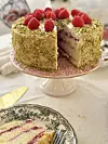 Torta od malina i pistacije zvuči savršeno u bilo koje doba godine i dobitna je kombinacija za svaku prigodu kao lagan i osvježavajući desert