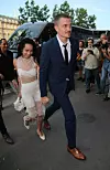 Zoë Kravitz među prvima je nosila njezinu netipičnu vjenčanicu na probnoj večeri prije vjenčanja s Karlom Glusmanom 2019. godine