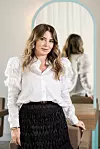 Kijentici Jasmini sijedi izrast u potpunosti je prekriven iNOA L‘Oréal Professionnel bojom za kosu bez amonijaka, za ugodan miris. Široki spektar iNOA nijansi olakšava kreiranje savršene nijanse koja čini kosu 48% sjajnijom.