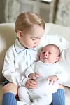 Prva fotografija princeze Charlotte u svibnju 2015., u naručju starijeg brata, princa Georgea