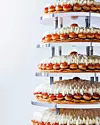 Svadbena torta Saint-Honore od karameliziranih listića i kreme od vanilije, trešnjice na prhkom tijestu