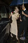 Kendall Jenner stigla je s crvenom ružom