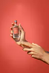 Acqua Colonia Fig & Vetiver impresionira i vizualno - crvena nijansa pakiranja i bočice odražava inspirativnu energiju smokve i dubinu zemljanog vetivera
