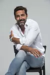 U mlađim danima rekreativno je igrao nogomet i tenis, što mu je i danas ostala navika, no nikada mu nije padalo na pamet intenzivnim naporima izlagati se po vrućini