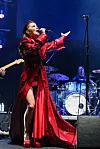 Vesna Pisarovic odlučila je za koncert obući zanimljivu crvenu kombinaciju haljine i kaputa
