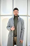 Zbog visine od skoro dva metra i prodornih plavih očiju zanimljiv je modnim agentima i casting menadžerima