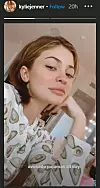 Kylie sa svojom pravom kosom.