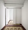 Zidovi i stropovi su bijele boje
